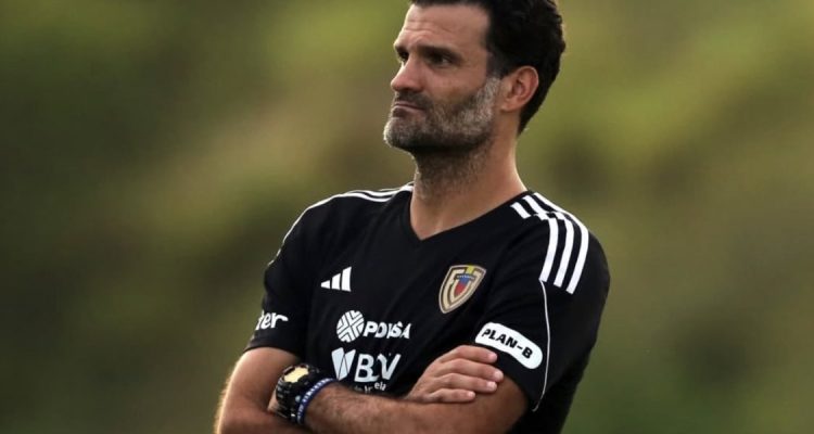 Oswaldo Vizcarrondo estará al mando de la Vinotinto en octubre.