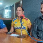 Dennis Martínes, presidente de Asolucha (izquierda), Perla Pitre (centro), y Ramón Narváez (derecha) en los estudios de Fe y Alegría Delta Amacuro este 20 de octubre de 2025. Foto: Tane tanae.